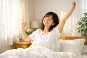 朝日で気持ちよく目覚めて伸びをする女性